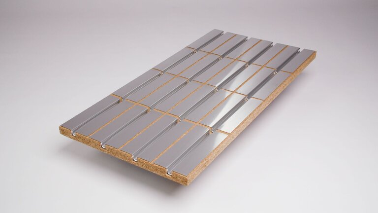 Aluminiumplatte auf Holzuntergrund mit Rillenstruktur